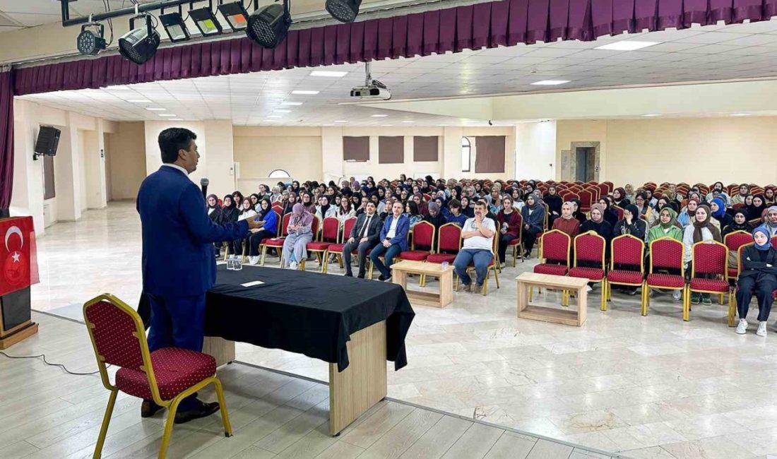 Rektör Sarıbıyık liseli öğrenciler ile tecrübelerini paylaştı SUBÜ Rektörü Prof. Dr. Mehmet Sarıbıyık, Vali Mustafa Büyük Kız