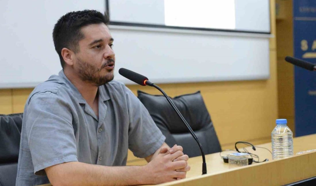 Sakarya Üniversitesi’nde ‘Spor Çevirmenliği’ konuşuldu Sakarya Üniversitesi (SAÜ) Çeviri Topluluğu tarafından düzenlenen ‘Diller Arası Paslaşma:
