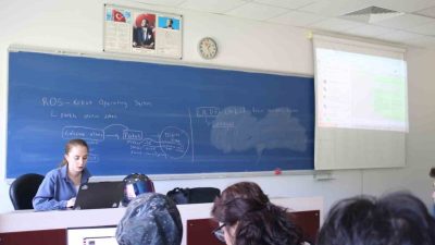 Sakarya Üniversitesinde Yapay Zeka Öğrenci Topluluğu tarafından düzenlenen ‘Uygulamalarla Robotikte