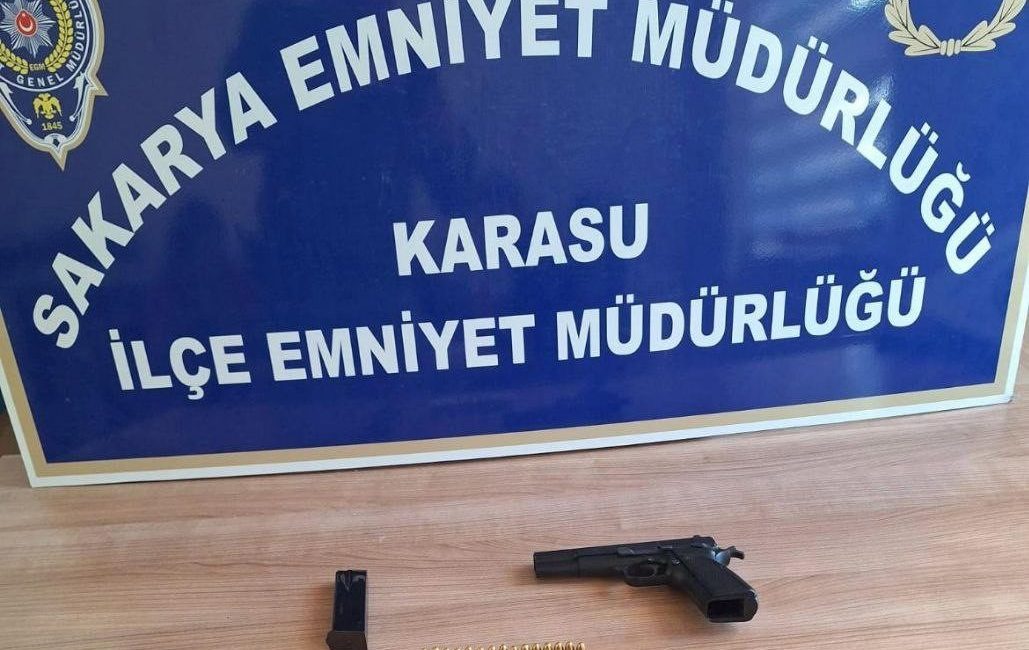 Sakarya’da 17 yıl hapis cezası olan şahıs ruhsatsız tabancayla yakalandı Sakarya’nın Karasu ilçesinde 17 yıl 9 ay kesinleşmiş hapis cezası