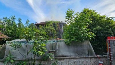 Sakarya’nın Sapanca ilçesinde 2 katlı ahşap evde çıkan yangın itfaiye