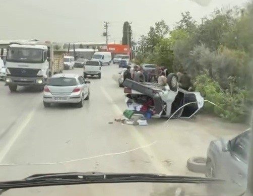 Sakarya’da fidanlıktaki ağaçlı saksılara çarpan otomobil ters döndü: 1 yaralı Sakarya’nın Arifiye ilçesinde sürücüsünün direksiyon hakimiyetini kaybetmesi neticesinde kontrolden çıkarak