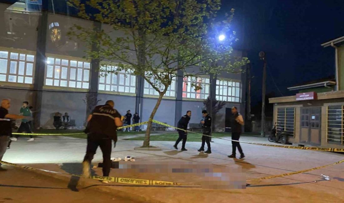 Sakarya’da küfürleşme kavgasında kan aktı: 15 yaşındaki çocuk, 17 yaşındaki çocuğu bıçakladı Sakarya’nın Arifiye ilçesinde küfür sebebiyle çıktığı iddia edilen kavgada 15