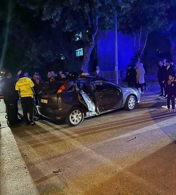 Sakarya’da otomobil ile motosiklet çarpıştı: 1 ölü, 2 yaralı Sakarya’nın Adapazarı ilçesinde gece saatlerinde otomobil ile motosikletin çarpışması neticesinde