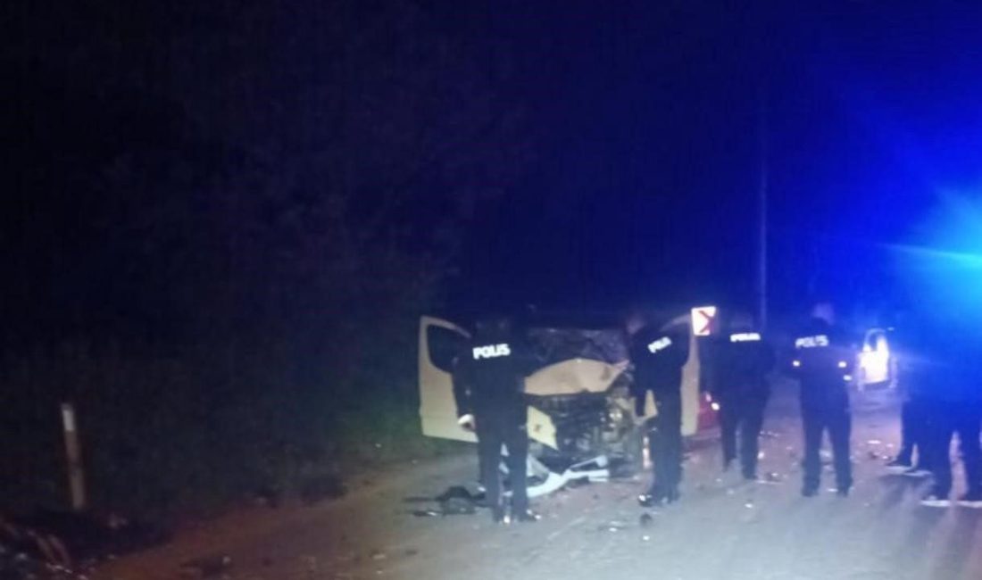 Sakarya’da otomobilin çarptığı motosiklet paramparça oldu: Motokurye hayatını kaybetti Sakarya’nın Serdivan ilçesinde gece saatlerinde hafif ticari aracın çarptığı motokurye