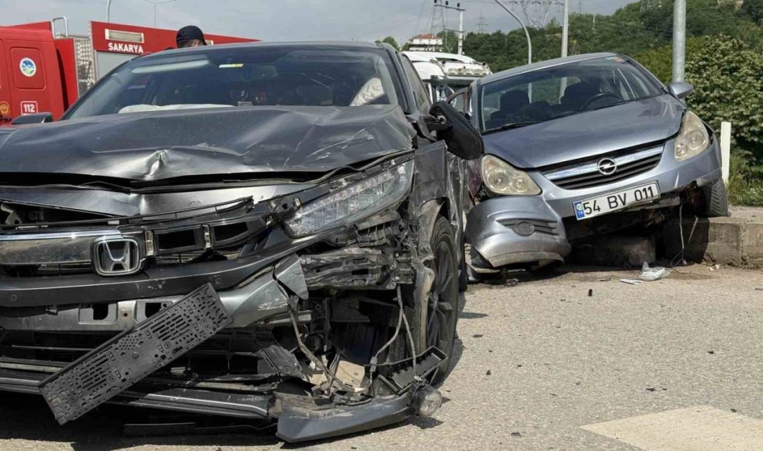Sakarya’da otomobiller çarpıştı: 4 yaralı Sakarya’nın Serdivan ilçesinde iki otomobilin çarpıştığı kazada 4 kişi yaralandı.