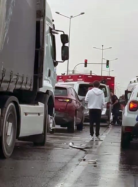 Sakarya’da SUV tarzı araç ile minibüs çarpıştı: 1 yaralı Sakarya’da SUV tarzı araç, önündeki minibüse çarptı. Kazada 1 kişi