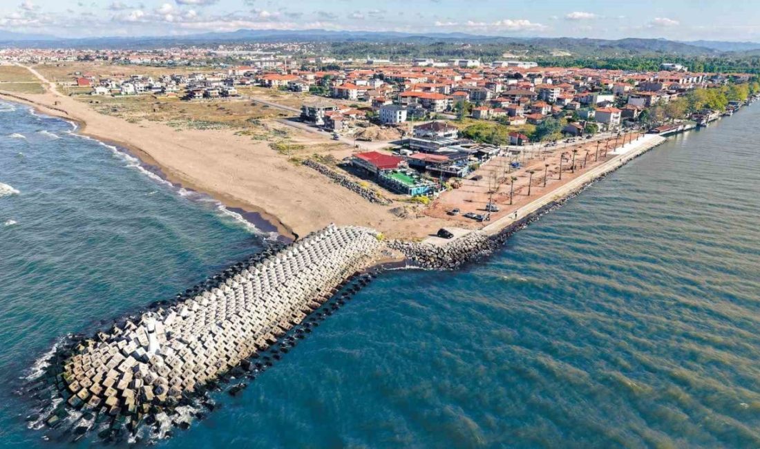 Sakarya’nın Karadeniz kıyısı ışıl ışıl bir projeye kavuşuyor Sakarya Büyükşehir Belediyesi’nin Karasu Yeni Mahalle’de başlattığı sahil düzenleme projesinde