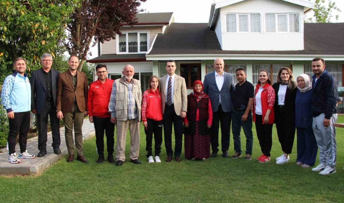 Şampiyon milli sporcu ziyaret edildi DÜZCE(İHA) – Düzce’de Gençlik Haftası çeşitli etkinlikle kutlanıyor. Hafta dolayısıyla