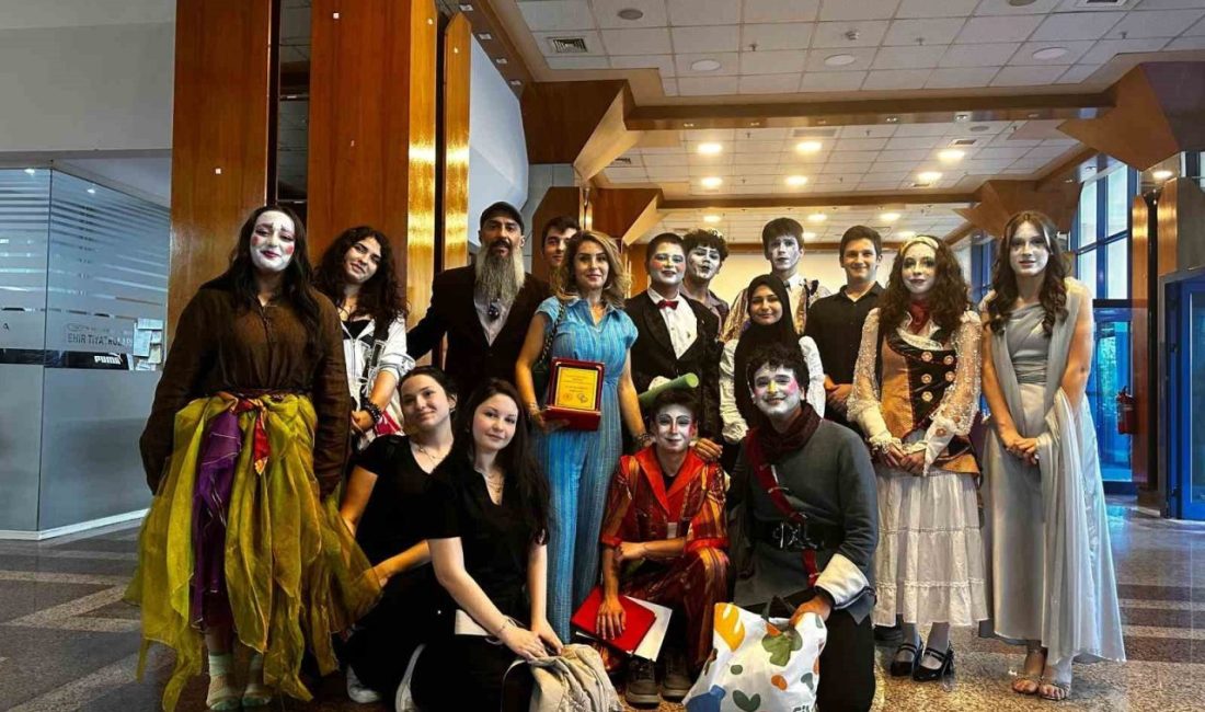 Kocaeli’deki tiyatro festivalinde rolüne kendini fazla kaptıran öğrenci doğaçlama hareketle