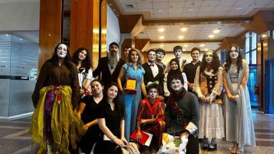 Kocaeli’deki tiyatro festivalinde rolüne kendini fazla kaptıran öğrenci doğaçlama hareketle