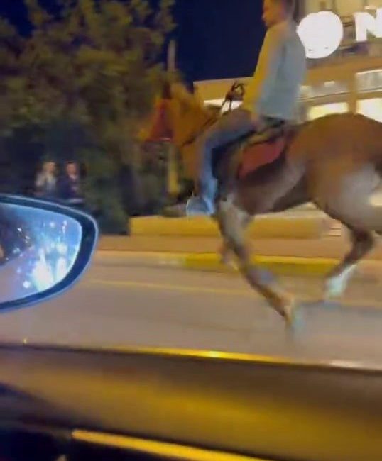 Şehrin göbeğinde dörtnala giden atı gören dönüp bir daha baktı Sakarya’nın Serdivan ilçesinin en işlek caddesinde otomobillerin arasında atla dörtnala