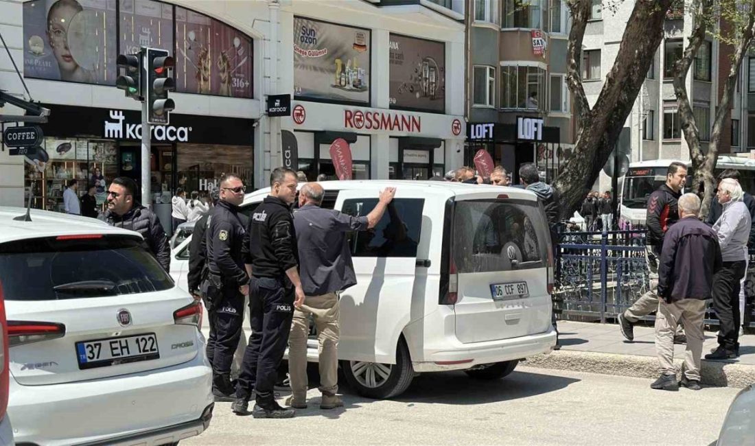 Şehrin göbeğindeki silahlı kavga polisi harekete geçirdi Kastamonu’da husumetli iki kişi arasında silahlı kavga çıktı. Olayda can