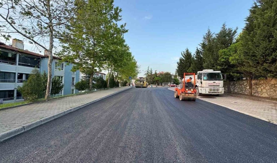 Serdar’da sıcak asfalt çalışması Başiskele Serdar Mahallesi’ndeki Uluğbey Caddesi’nin 327 metrelik bölümünde sıcak asfalt