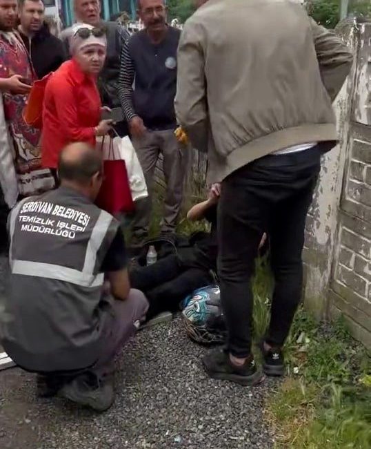Serdivan Belediyesi’ne ait çöp kamyonu motosikletliyi altına aldı Sakarya’nın Serdivan ilçesinde Serdivan Belediyesi’ne ait çöp kamyonu ile çarpışan