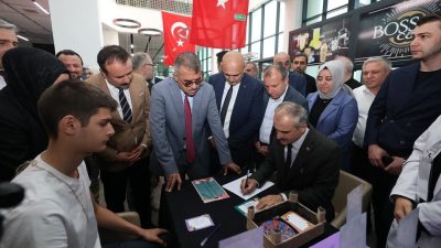 Çayırova Belediyesi Bilim Şenliği, düzenlenen törenle kapılarını ziyaretçilerine açtı. İki