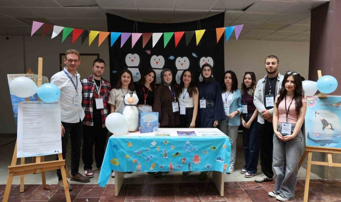 Sınıf öğretmenliği öğrencilerinden etkileşimli okuma sergisi Düzce Üniversitesi Eğitim Fakültesi Sınıf Öğretmenliği Bölümü 2. sınıf öğrencileri