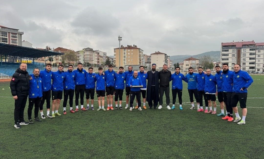Söğütspor yönetimi, zorlu maç öncesi oyuncuların tüm alacaklarını ödedi Bilecik’i Bölgesel Amatör Lig’de (BAL) temsil etme hedefiyle mücadele eden