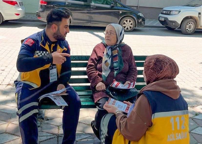 SUBÜ Sağlık Sokağı’nı Pamukova’da kurdu SUBÜ Fizyoterapi ve Rehabilitasyon Topluluğu ile İlk ve Acil Yardım