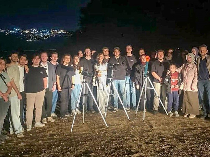 SUBÜ’lü öğrenciler, Eta Aquarid meteor yağmurunu gözlemledi SUBÜ Astronomi Topluluğu öğrencileri, ÜNİDES çerçevesinde desteklenen ‘Sakarya Gözlem Etkinlikleri’
