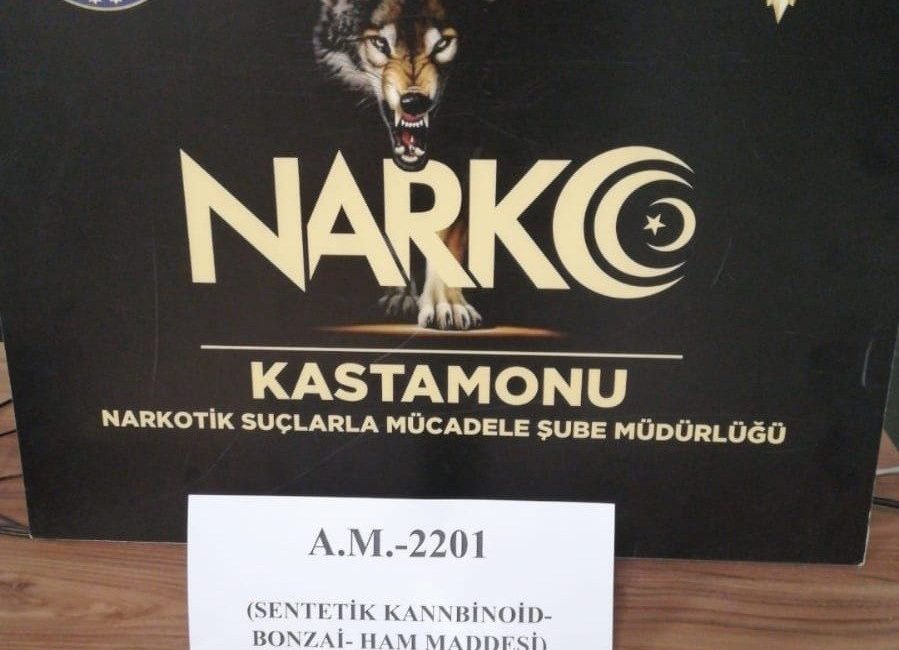 Şüphe üzerine durdurulan araçta uyuştucu ele geçirildi: 2 tutuklama Kastamonu’da polis ekipleri tarafından durdurulan araçta yapılan aramada sentetik kannabinoid