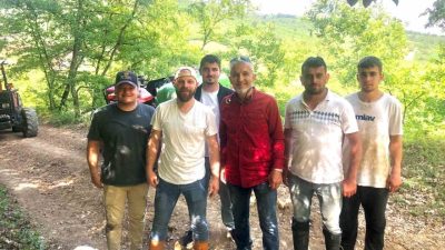 DÜZCE (İHA) – Düzce’nin Cumayeri ilçesinde tarlada çalışan köylüler fındık