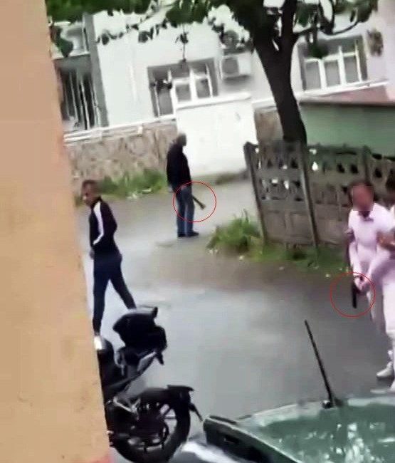 Tartıştığı emekli polisin kapısına balyoz ile dayanınca olanlar oldu Sakarya’nın Adapazarı ilçesinde motosikletle arkadaşının yanına giden 17 yaşındaki çocuk,