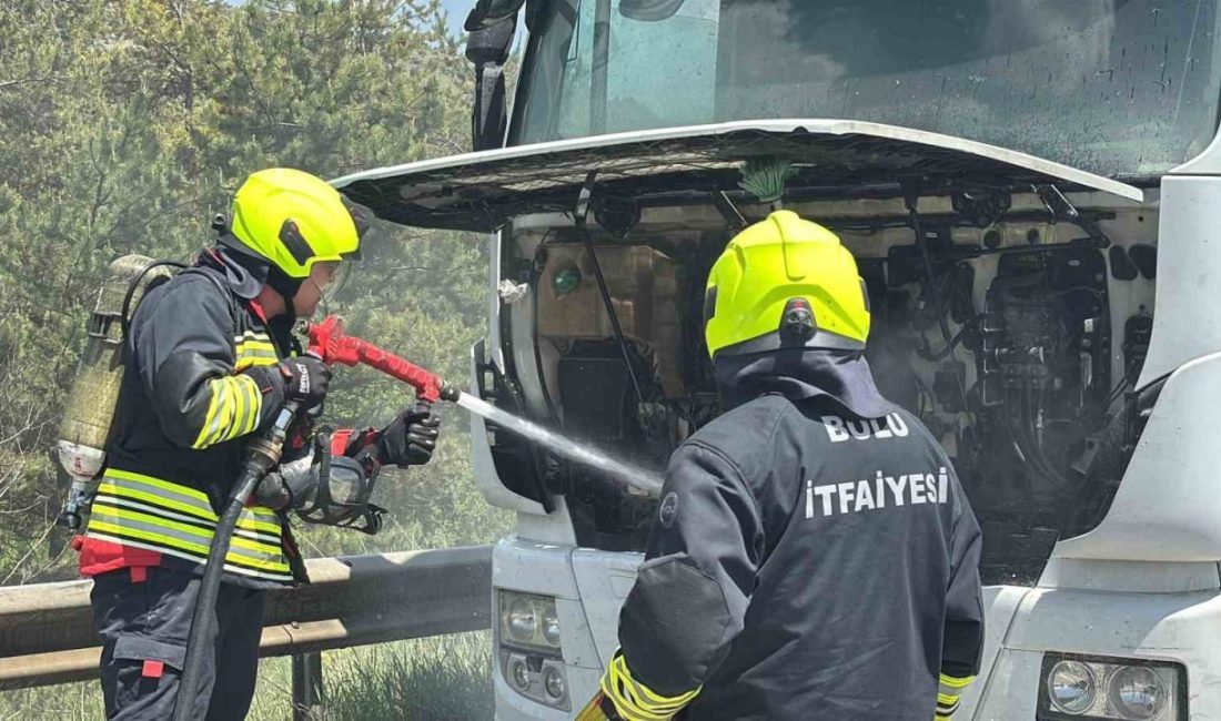 TEM’de alev alan tır, erken müdahaleyle söndürüldü TEM Otoyolu’nun Bolu geçişinde, seyir halindeyken bir tır, motor kısmından