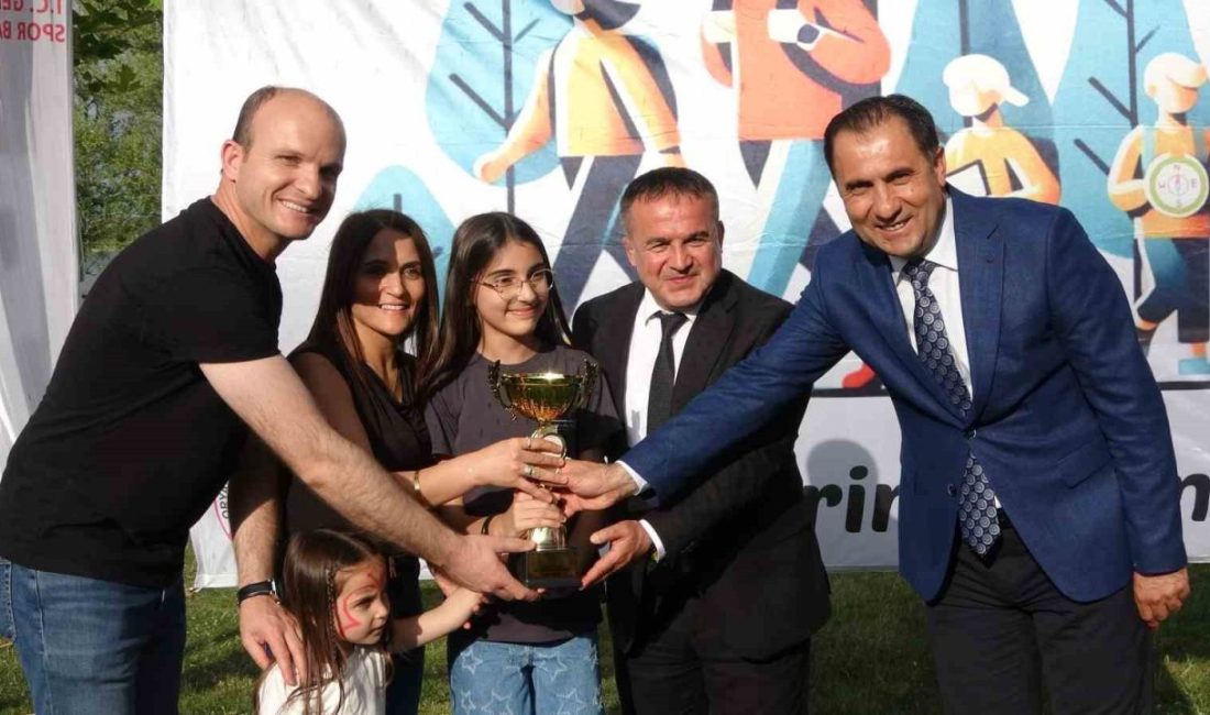 Bilecik’te Aile Yılı” etkinliği kapsamında aileler, oryantiring parkurunda mücadele ederken,
