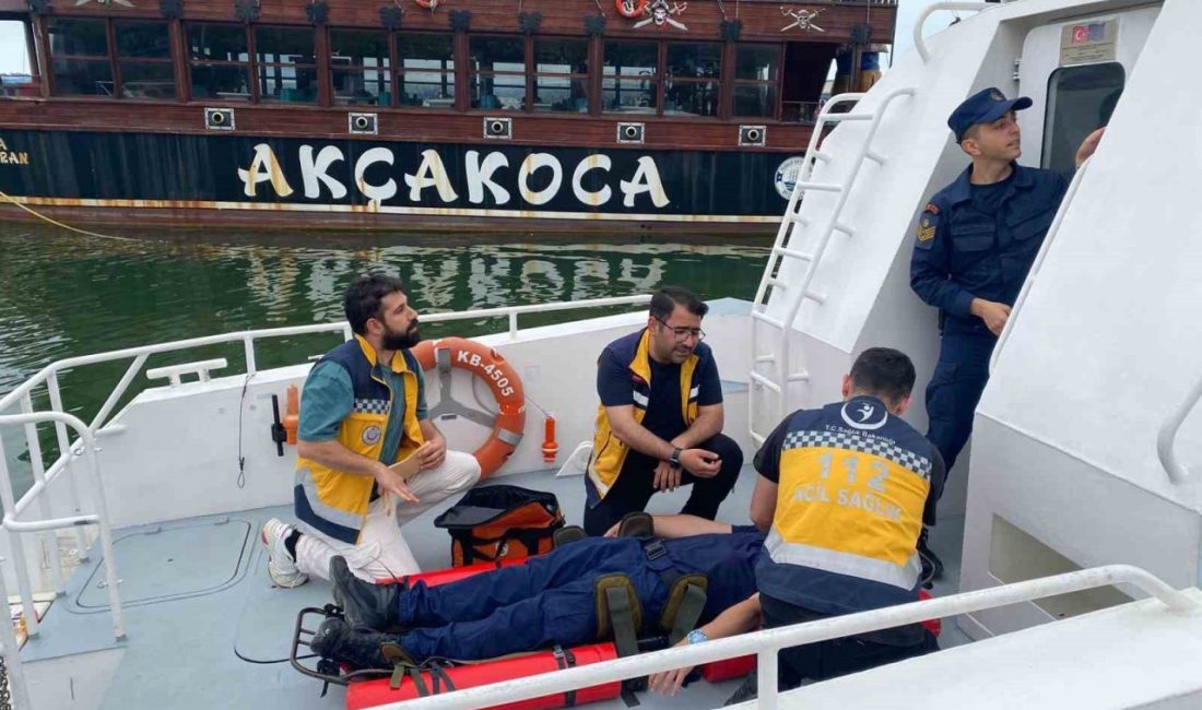 Tıbbi tahliye eğitimi düzenlendi DÜZCE(İHA) –Düzce’nin Akçakoca ilçesinde denizde gerçekleşebilecek acil durumlara karşı ’denizden