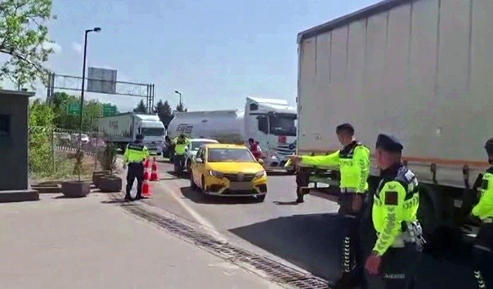 Sakarya’da jandarma ekipleri, ticari taksi ile düzensiz göçmen kaçakçılığı yapan