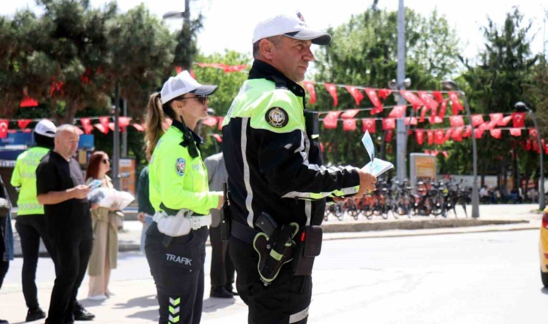 Trafik kuralları için kendisini bilgilendiren polisi tebrik etti: Kuralları ihlal edenlere böyle tepki gösterdi Sakarya’nın Adapazarı ilçesinde Trafik Haftası etkinlikleri çerçevesinde polis ekipleri yaya