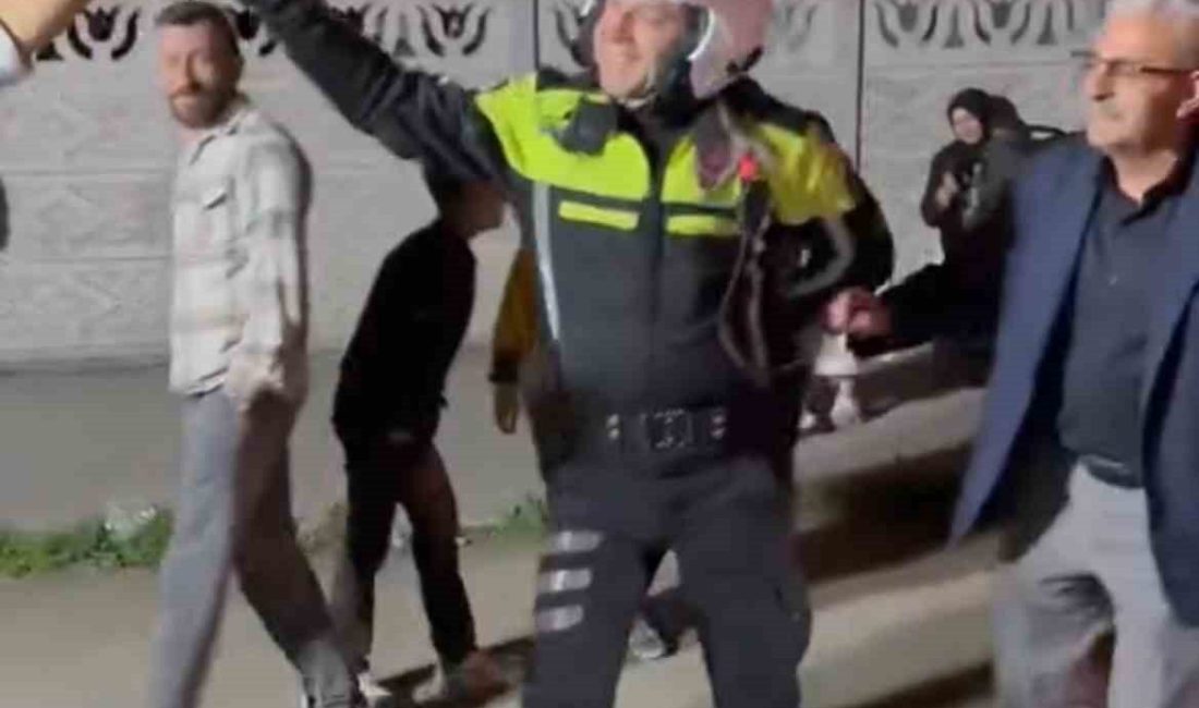 Trafik polisi halay çekti, renkli görüntüler çıktı Düzce’de motosikletli trafik polisi ihbar üzerine gittiği mahallede sokak düğününde