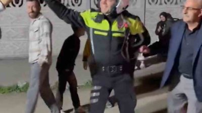Düzce’de motosikletli trafik polisi ihbar üzerine gittiği mahallede sokak düğününde