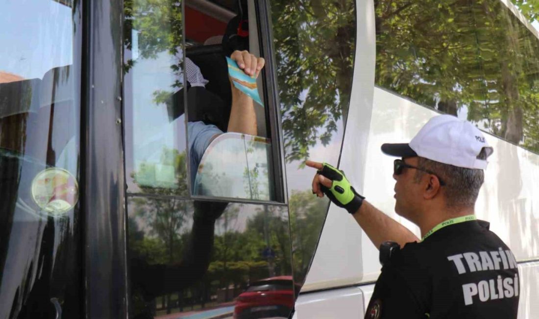 Trafik polisleri bu kez bilinçlendirmek için durdurdu Sakarya’da Trafik Haftası etkinlikleri çerçevesinde yapılan bilinçlendirme etkinliğinde polis ekipleri,
