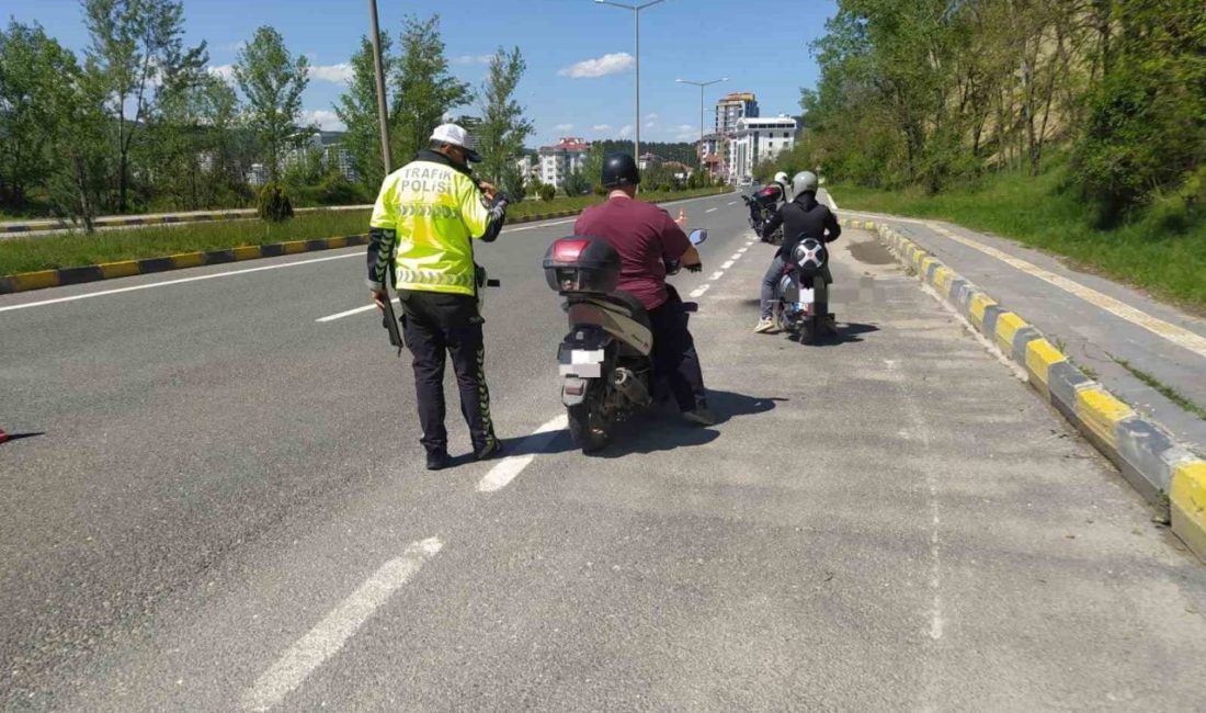 Trafikte kazaya davetiye çıkaran motosiklet sürücüsü kamerada Kastamonu’da trafikte motosikletin üzerinde tehlikeli hareketler yapan sürücü kazaya davetiye