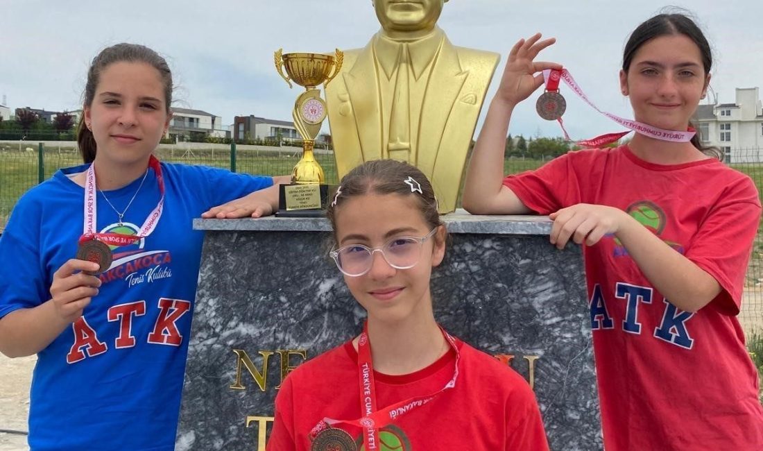 Türkiye şampiyonasında dördüncü oldular Okul Sporları Küçük Kızlar Tenis Türkiye birinciliği müsabakalarında Düzceli sporcular