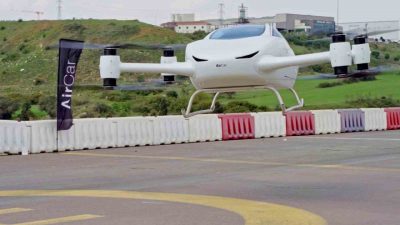 Kocaeli’de geliştirilen yerli uçan otomobil AirCar, insanlı uçuşlara başladı. Projeyi