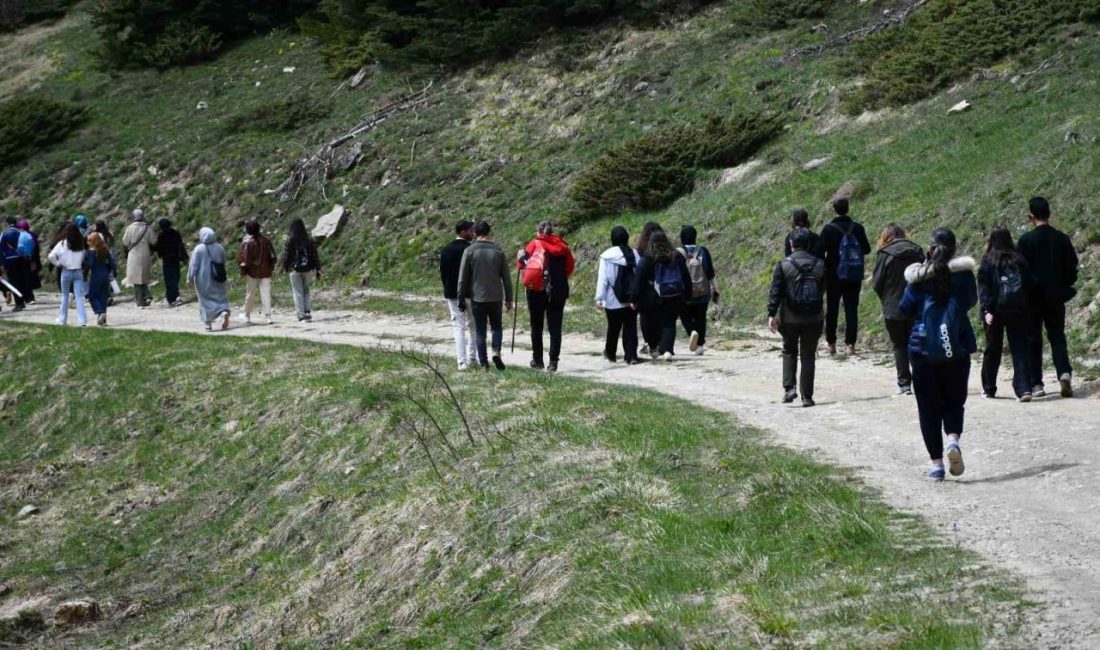 Kastamonu’da Turizm Fakültesi öğrencileri, Ilgaz Dağı Milli Parkı’nda ders işledi.
