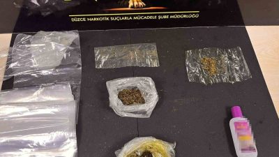 DÜZCE(İHA) – Düzce Cumhuriyet Başsavcılığı koordinesinde yürütülen çalışmalarda uyuşturucu satan