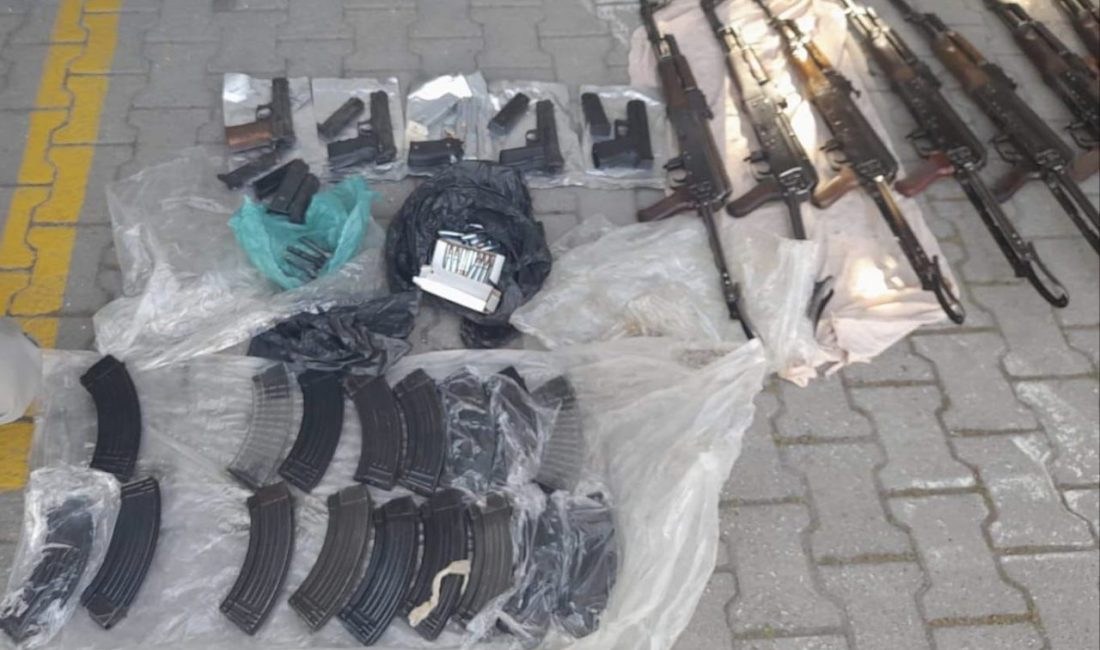 Uyuşturucu sandılar, silah deposu çıktı: Otomobili kullanan şoför polisti Diyarbakır’dan, İstanbul’a yola çıkan ve uyuşturucu madde taşıdığı değerlendirilerek Sakarya’da