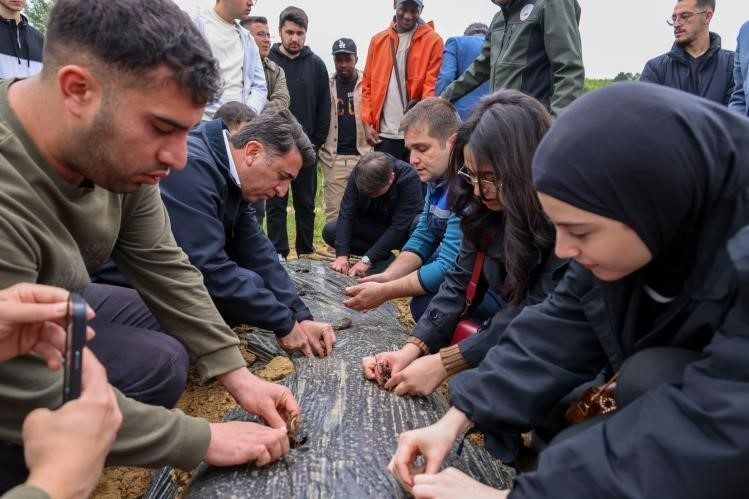 Vali Aygöl’den genç çiftçilere destek Tarım şehri Bilecik, verimli topraklarında üretim gücüyle dikkat çekmeye devam