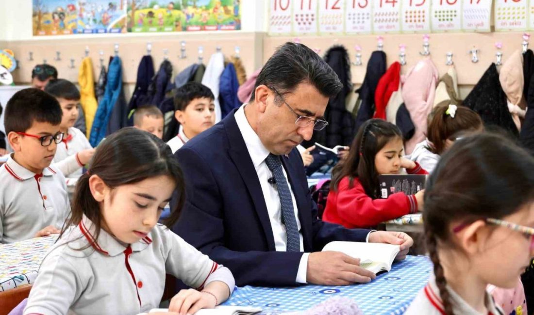 Vali Aygöl’den her hafta farklı bir okul geleneği Bilecik Valisi Şefik Aygöl, her hafta farklı bir okulda mesaiye