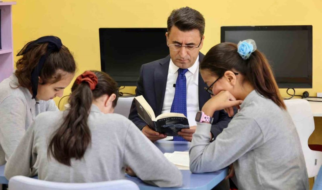 Vali Şefik Aygöl, öğrencilerle kitap okudu Bilecik Valisi Şefik Aygöl, Yenipazar ilçesinde bulunan Atatürk Ortaokulu ve
