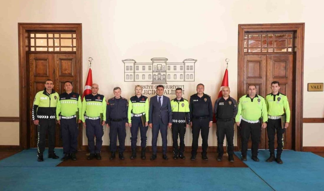 Vali Şefik Aygöl’den trafik personeline başarı belgesi Bilecik Valisi Şefik Aygöl, Trafik Haftası dolayısıyla İl Emniyet Müdürlüğü