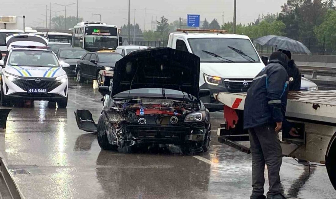 Kocaeli’nin İzmit ilçesinde yağış sebebiyle kayganlaşan yolda otomobil ve hafif