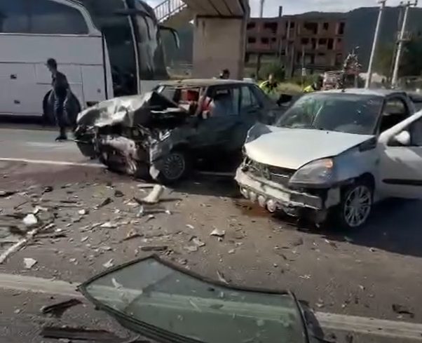 Yalova’da 4 araçlı zincirleme kaza: 5 yaralı Yalova-İzmit kara yolunda 4 aracın karıştığı zincirleme kazada 5 kişi