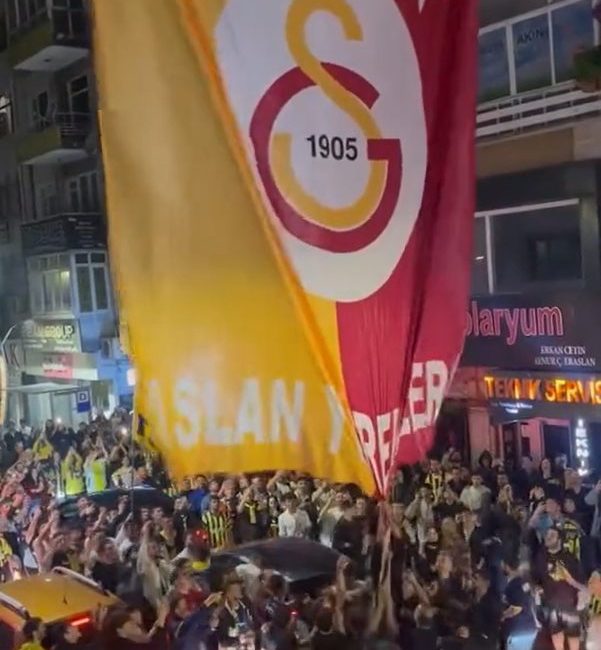 Yalova’da, Fenerbahçe Erkek Basketbol Takımı’nın, THY EuroLeague şampiyonluğunu kutlayan taraftarlar