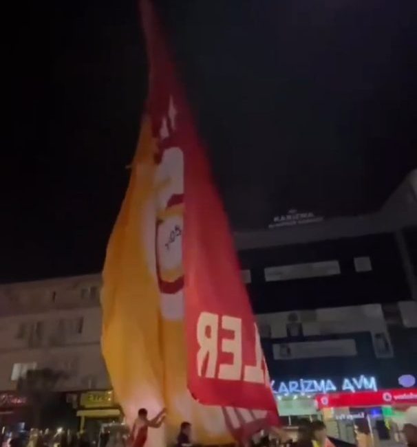 Yalova’da Galatasaray bayraklarına saldıran 3 Fenerbahçe taraftarına gözaltı Yalova’da, Fenerbahçe Erkek Basketbol Takımı’nın THY EuroLeague şampiyonluğunu kutlarken kent