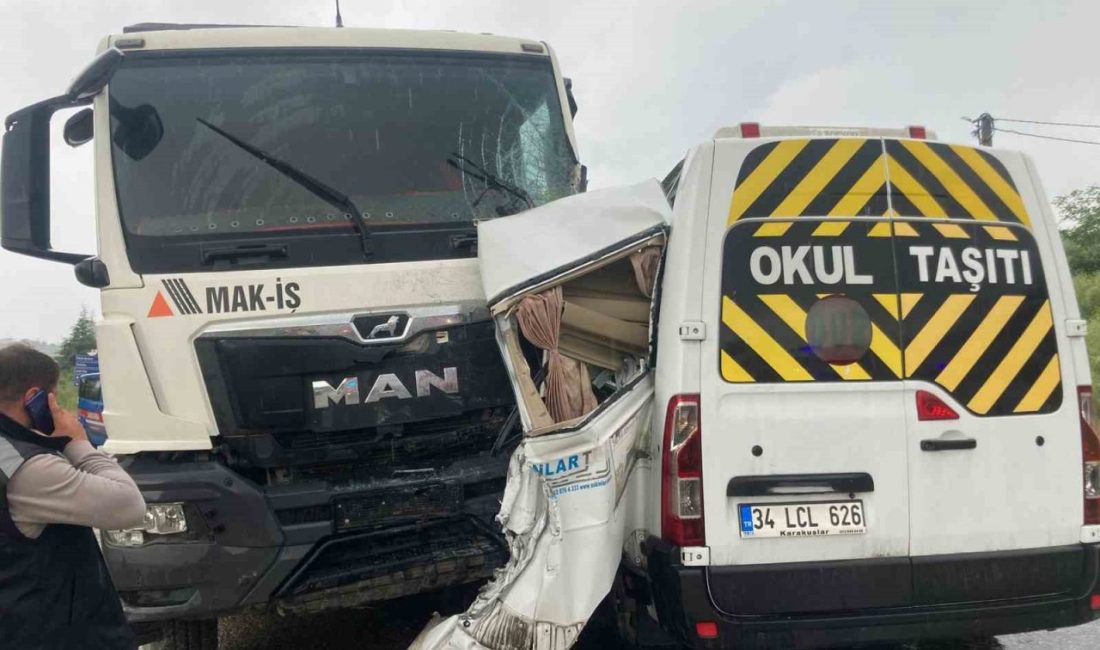 Yalova’da kamyon minibüsle çarpıştı: 3 yaralı Yalova-Armutlu kara yoluna çıkış yapan servis minibüsüyle kamyonun çarpışması sonucu